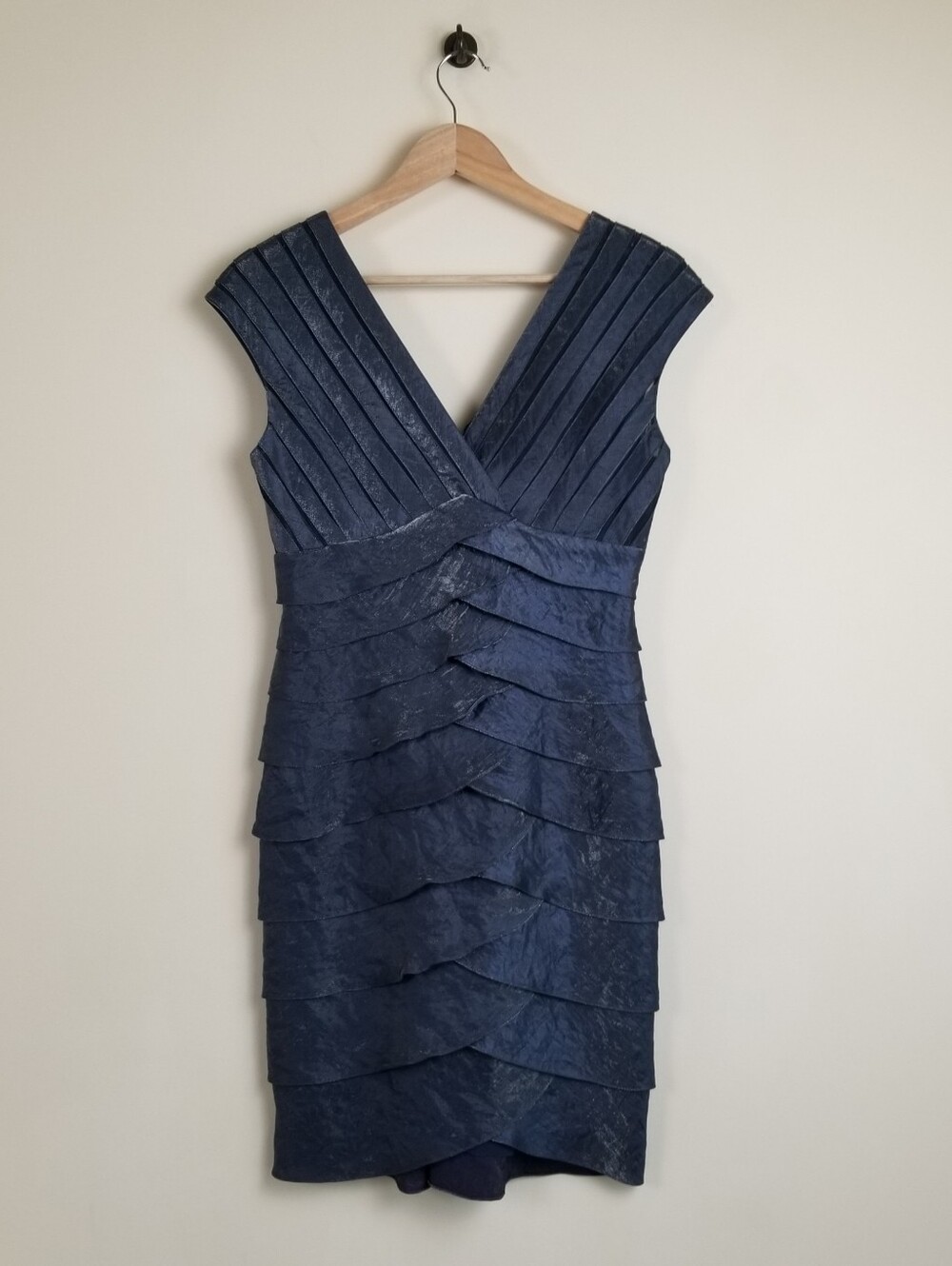 Adrianna Papell Sleveless V-Neck Dress Size 4